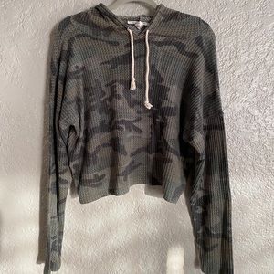 Camo cropped hoodie